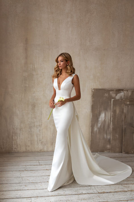 V-Neck Sleeveless Tail Wedding Dress