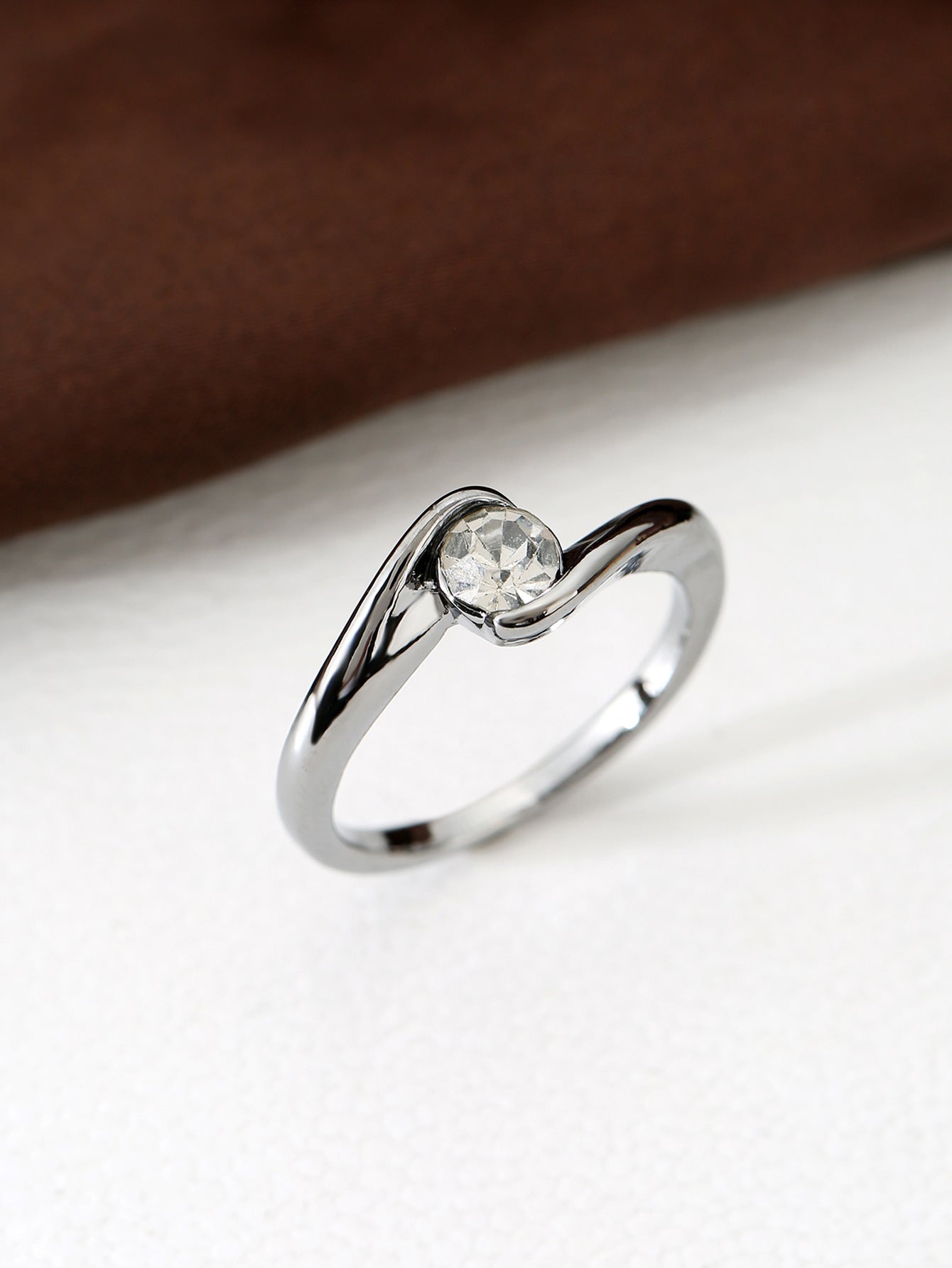 Five-Claw Ring – Modern Anti-Moissanite Design