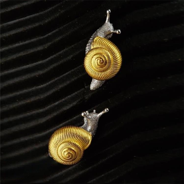 Snail Stud Earrings – Cute & Quirky One-Pair Design
