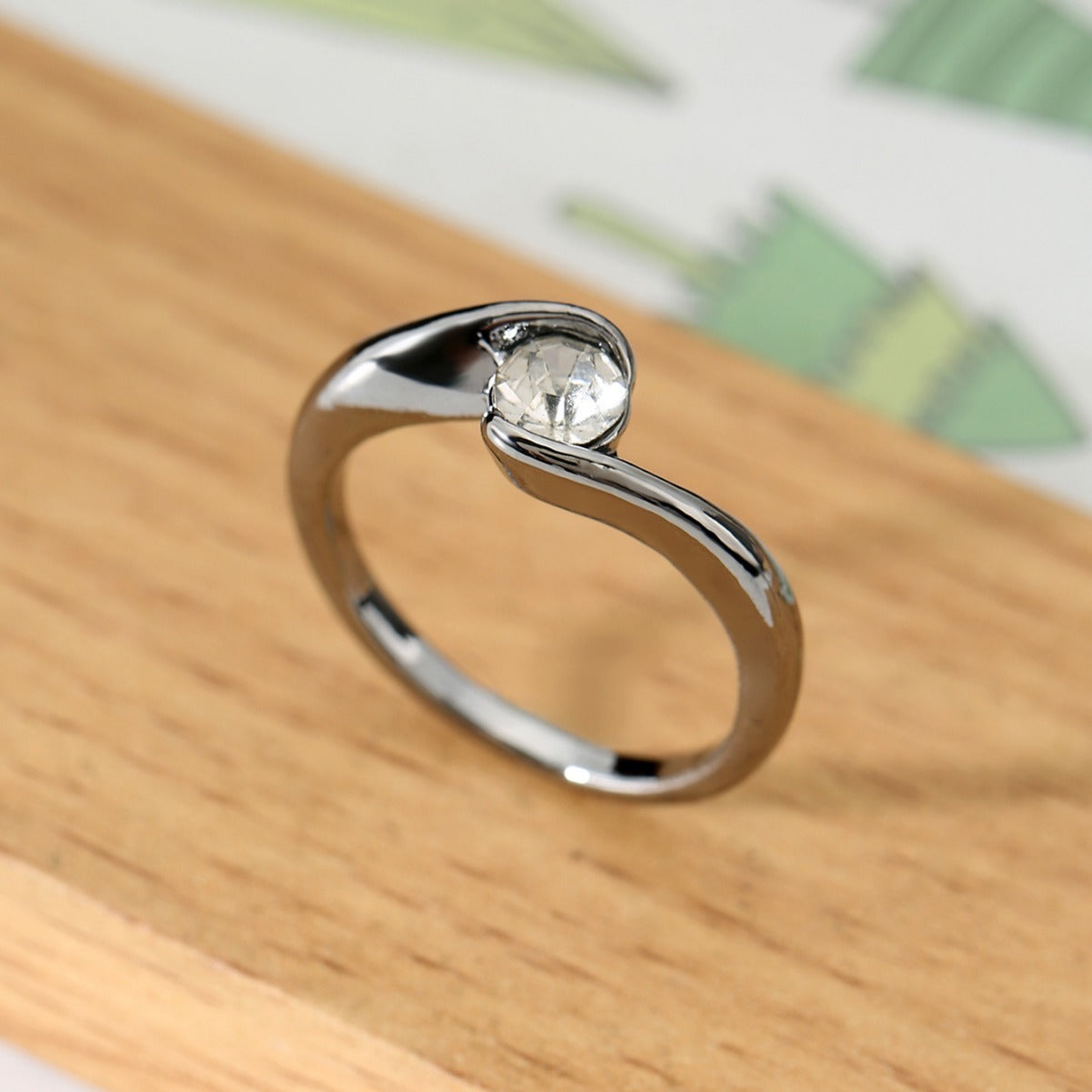 Five-Claw Ring – Modern Anti-Moissanite Design