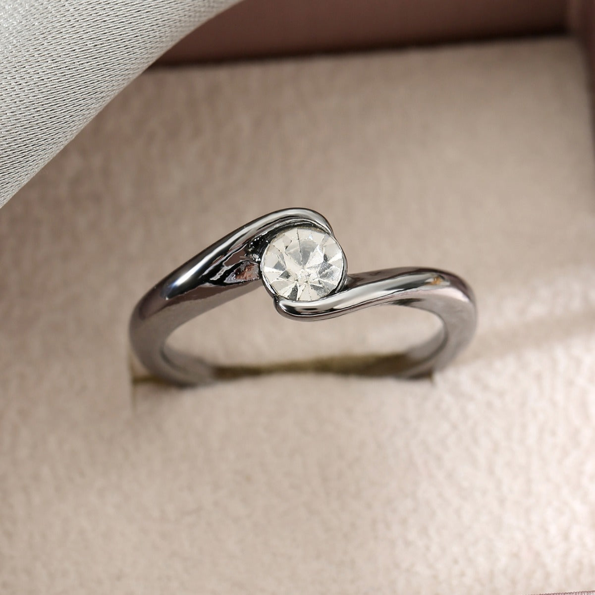 Five-Claw Ring – Modern Anti-Moissanite Design